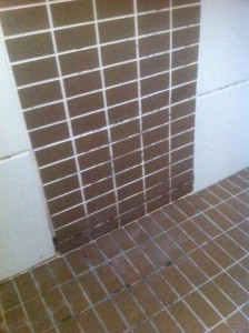 Carrelage à petits carreaux avec joints sales