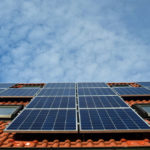 Panneaux solaires sur le toit de sa maison