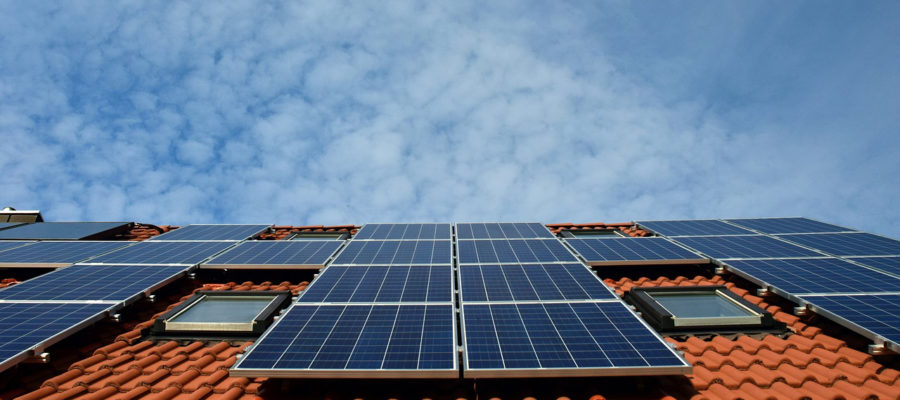 Panneaux solaires sur le toit de sa maison